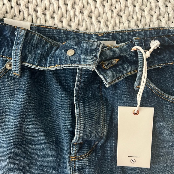 Good American Fold Over Cut-Off Short - Picture 6 of 12